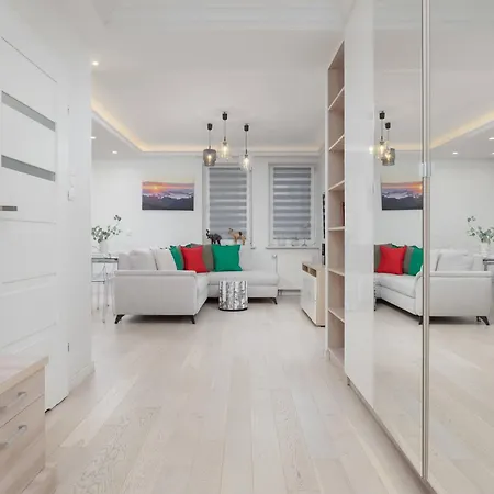 Family In With Parking, Desk, Air Conditioned Living And Bathtub By Renters Varsó