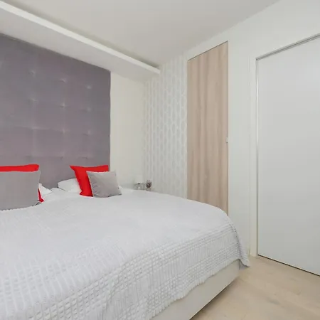 Family In With Parking, Desk, Air Conditioned Living And Bathtub By Renters Apartman *