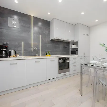 Family In With Parking, Desk, Air Conditioned Living And Bathtub By Renters Appartement *