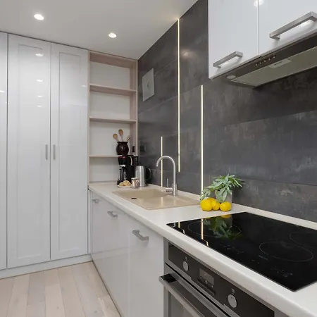 Family In With Parking, Desk, Air Conditioned Living And Bathtub By Renters *