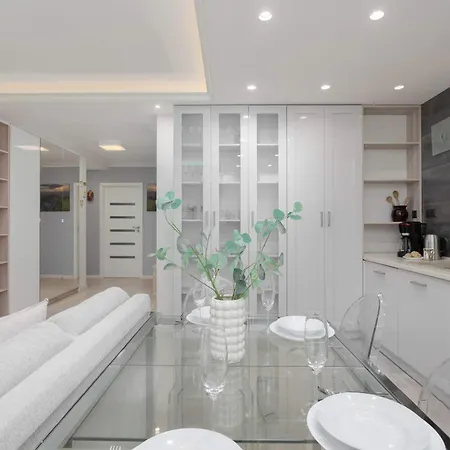 Appartement Family In With Parking, Desk, Air Conditioned Living And Bathtub By Renters *