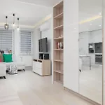 公寓 Family In With Parking, Desk, Air Conditioned Living And Bathtub By Renters 华沙