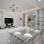 Family In With Parking, Desk, Air Conditioned Living And Bathtub By Renters 公寓