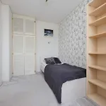 Family In With Parking, Desk, Air Conditioned Living And Bathtub By Renters 公寓 华沙