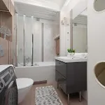 Apartment Family In With Parking, Desk, Air Conditioned Living And Bathtub By Renters *