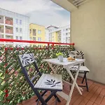 Family In With Parking, Desk, Air Conditioned Living And Bathtub By Renters 华沙