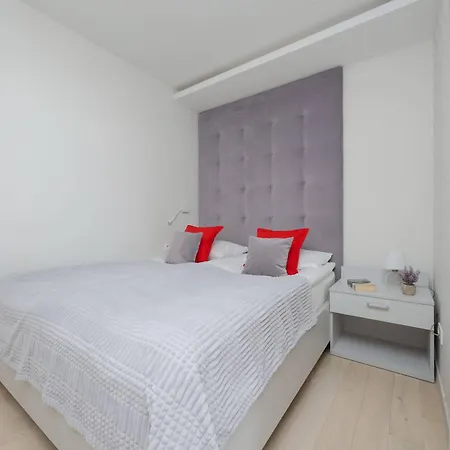 Apartmán Family In With Parking, Desk, Air Conditioned Living And Bathtub By Renters