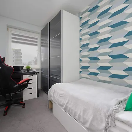 Family In With Parking, Desk, Air Conditioned Living And Bathtub By Renters Apartmán *