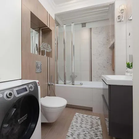 Family In With Parking, Desk, Air Conditioned Living And Bathtub By Renters