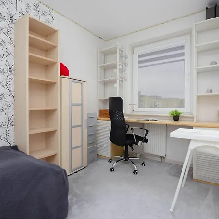 Family In With Parking, Desk, Air Conditioned Living And Bathtub By Renters Apartmán Varšava