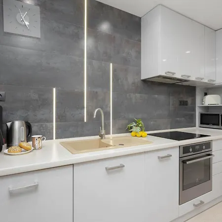 Apartmán Family In With Parking, Desk, Air Conditioned Living And Bathtub By Renters