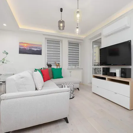 Apartmán Family In With Parking, Desk, Air Conditioned Living And Bathtub By Renters *