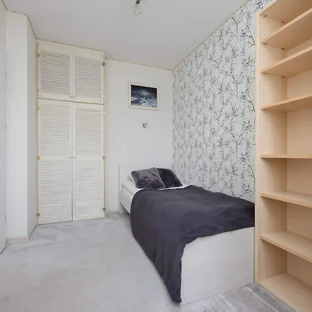 Family In With Parking, Desk, Air Conditioned Living And Bathtub By Renters 아파트 바르샤바