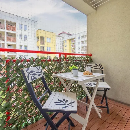 Family In With Parking, Desk, Air Conditioned Living And Bathtub By Renters 바르샤바