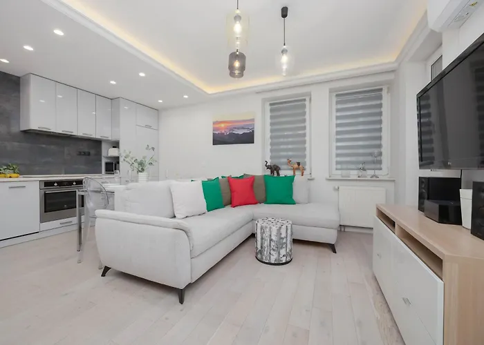 Family In With Parking, Desk, Air Conditioned Living And Bathtub By Renters