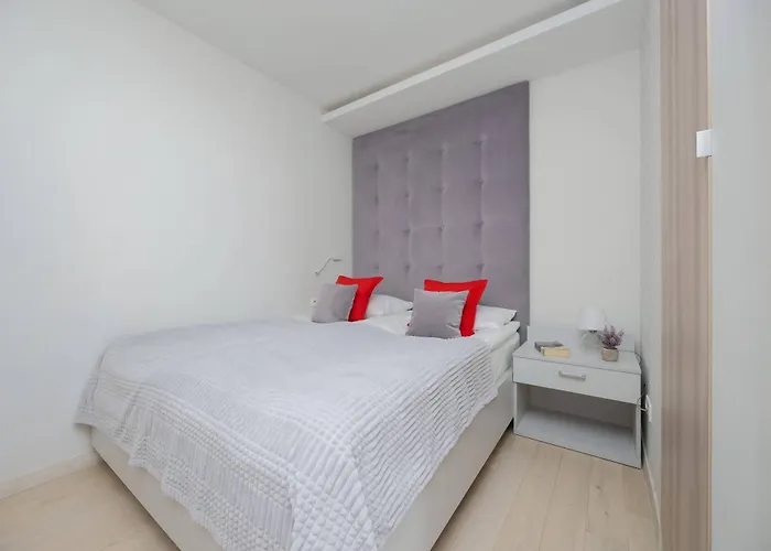 아파트 Family In With Parking, Desk, Air Conditioned Living And Bathtub By Renters