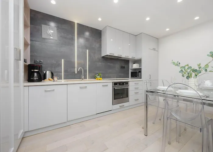 Family In With Parking, Desk, Air Conditioned Living And Bathtub By Renters Apartmán *