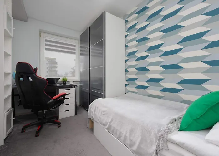 Family In With Parking, Desk, Air Conditioned Living And Bathtub By Renters 아파트 *