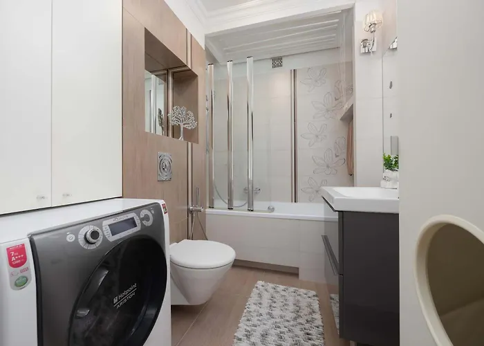 Family In With Parking, Desk, Air Conditioned Living And Bathtub By Renters