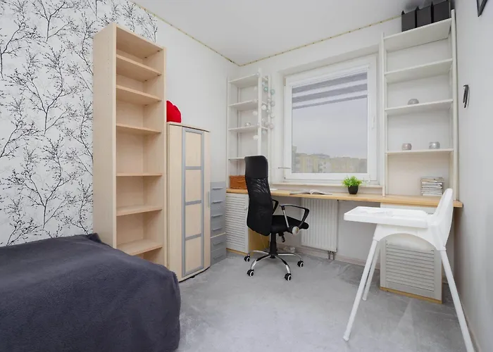 Family In With Parking, Desk, Air Conditioned Living And Bathtub By Renters 아파트 바르샤바