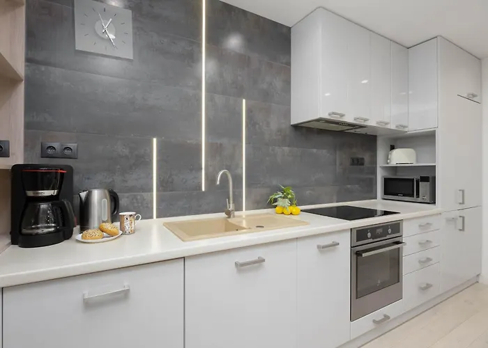 아파트 Family In With Parking, Desk, Air Conditioned Living And Bathtub By Renters