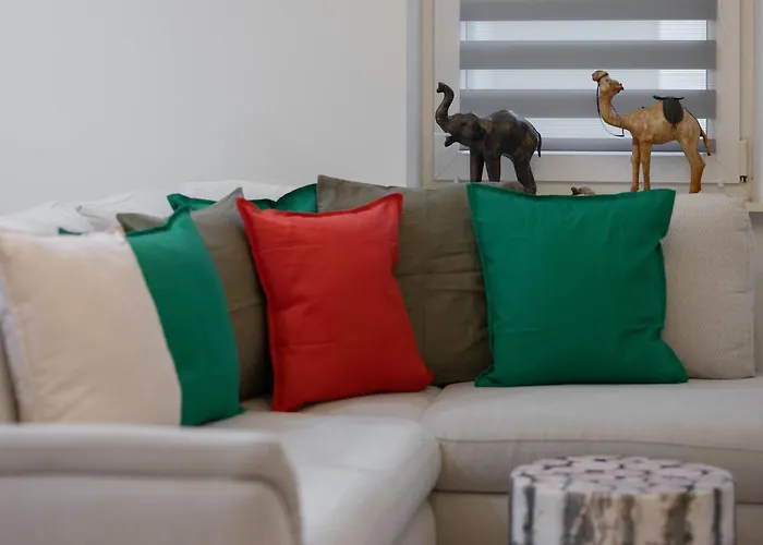 아파트 Family In With Parking, Desk, Air Conditioned Living And Bathtub By Renters 바르샤바