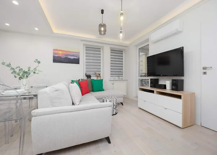 Apartmán Family In With Parking, Desk, Air Conditioned Living And Bathtub By Renters *