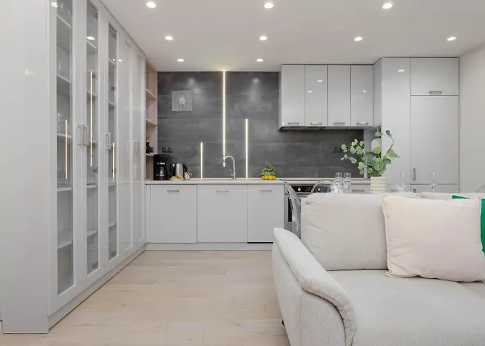 아파트 Family In With Parking, Desk, Air Conditioned Living And Bathtub By Renters *