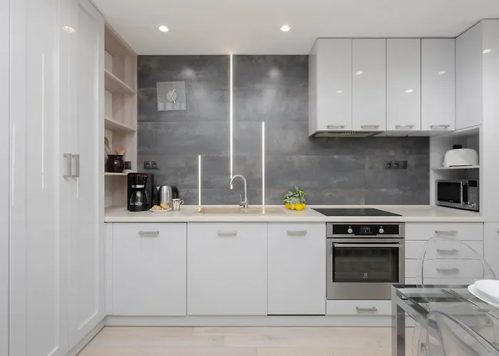 Family In With Parking, Desk, Air Conditioned Living And Bathtub By Renters Apartmán Varšava