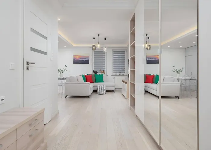 Family In With Parking, Desk, Air Conditioned Living And Bathtub By Renters 바르샤바