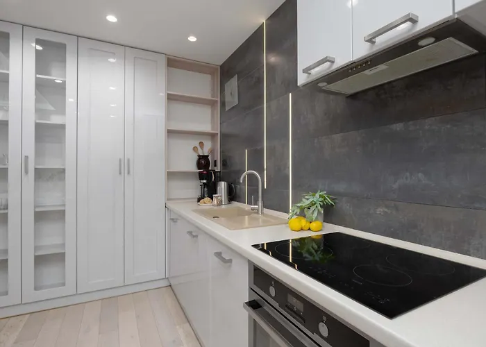 Family In With Parking, Desk, Air Conditioned Living And Bathtub By Renters *