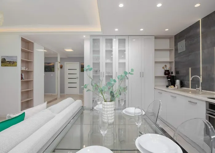 Apartmán Family In With Parking, Desk, Air Conditioned Living And Bathtub By Renters *