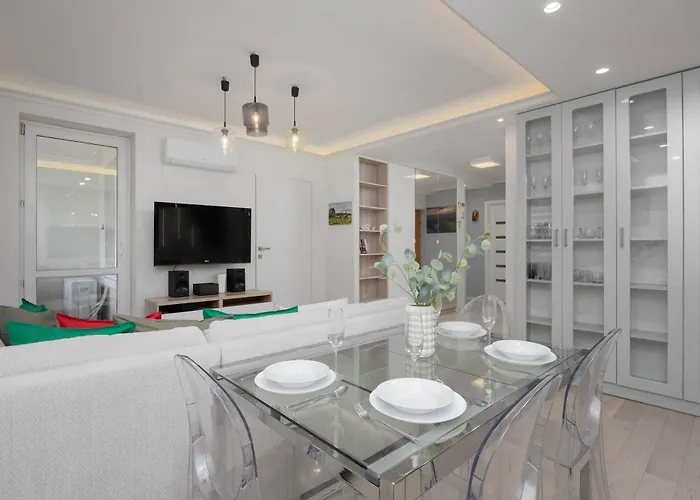 Family In With Parking, Desk, Air Conditioned Living And Bathtub By Renters 아파트