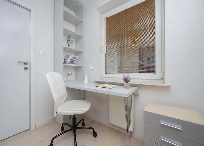 Family In With Parking, Desk, Air Conditioned Living And Bathtub By Renters Varšava