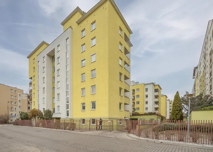 Family In With Parking, Desk, Air Conditioned Living And Bathtub By Renters *