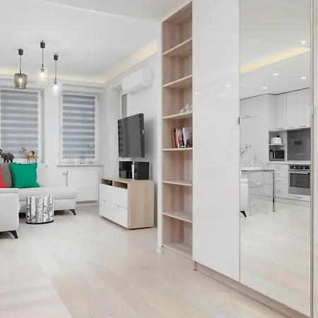 公寓 Family In With Parking, Desk, Air Conditioned Living And Bathtub By Renters 华沙