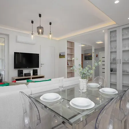 Family In With Parking, Desk, Air Conditioned Living And Bathtub By Renters شقة