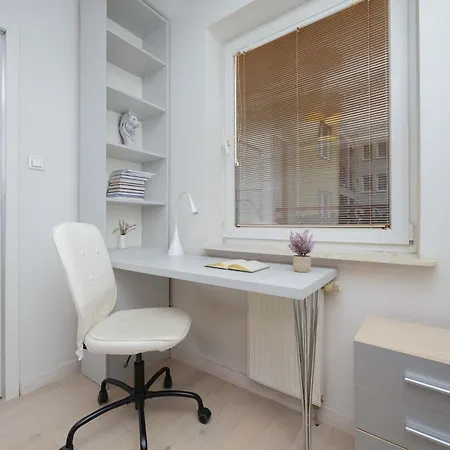 Family In With Parking, Desk, Air Conditioned Living And Bathtub By Renters وارسو