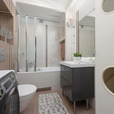 شقة Family In With Parking, Desk, Air Conditioned Living And Bathtub By Renters *