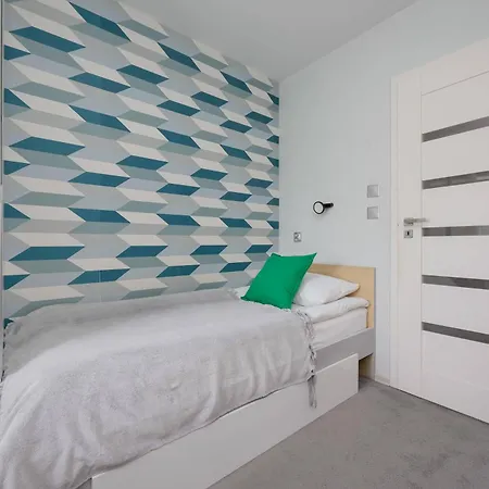 Family In With Parking, Desk, Air Conditioned Living And Bathtub By Renters شقة وارسو