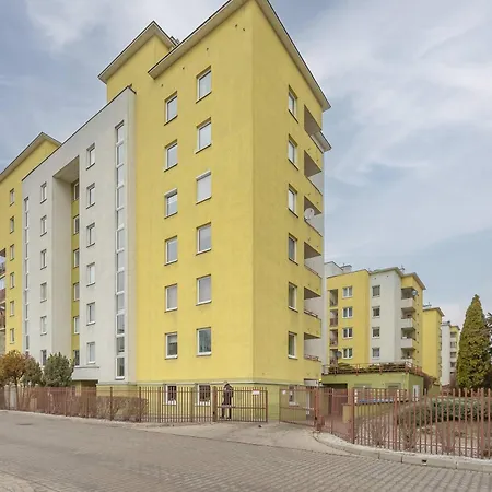 Family In With Parking, Desk, Air Conditioned Living And Bathtub By Renters *