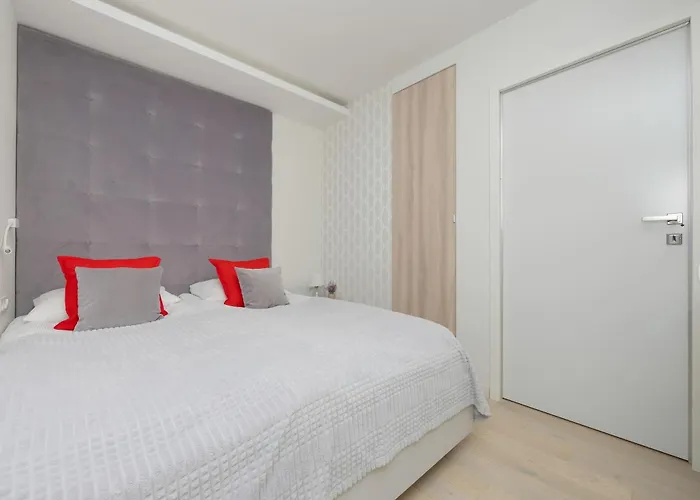 Family In With Parking, Desk, Air Conditioned Living And Bathtub By Renters شقة *