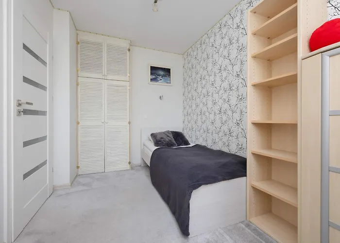 Family In With Parking, Desk, Air Conditioned Living And Bathtub By Renters شقة وارسو