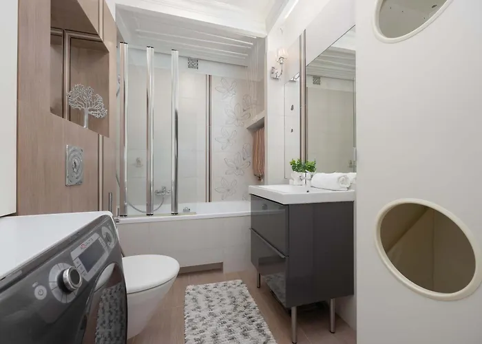 شقة Family In With Parking, Desk, Air Conditioned Living And Bathtub By Renters *