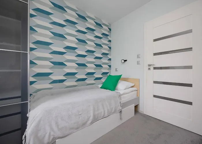 Family In With Parking, Desk, Air Conditioned Living And Bathtub By Renters شقة وارسو