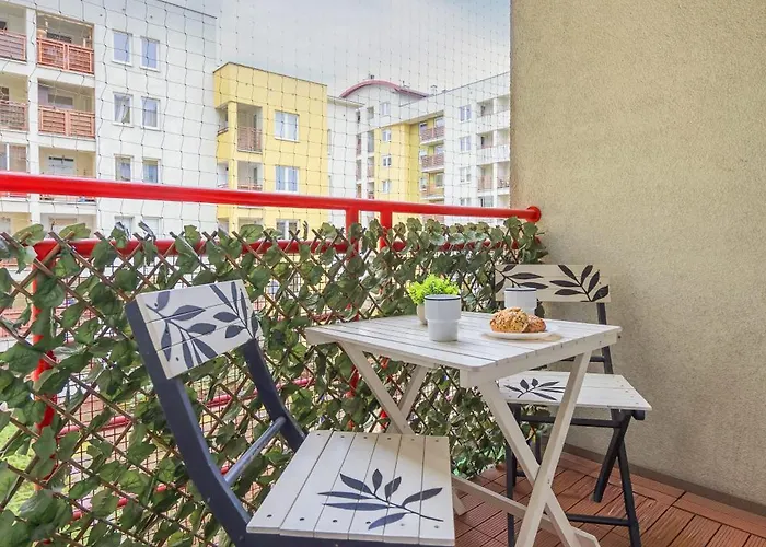 Family In With Parking, Desk, Air Conditioned Living And Bathtub By Renters وارسو