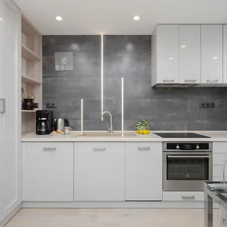 Family In With Parking, Desk, Air Conditioned Living And Bathtub By Renters Apartament Warszawa